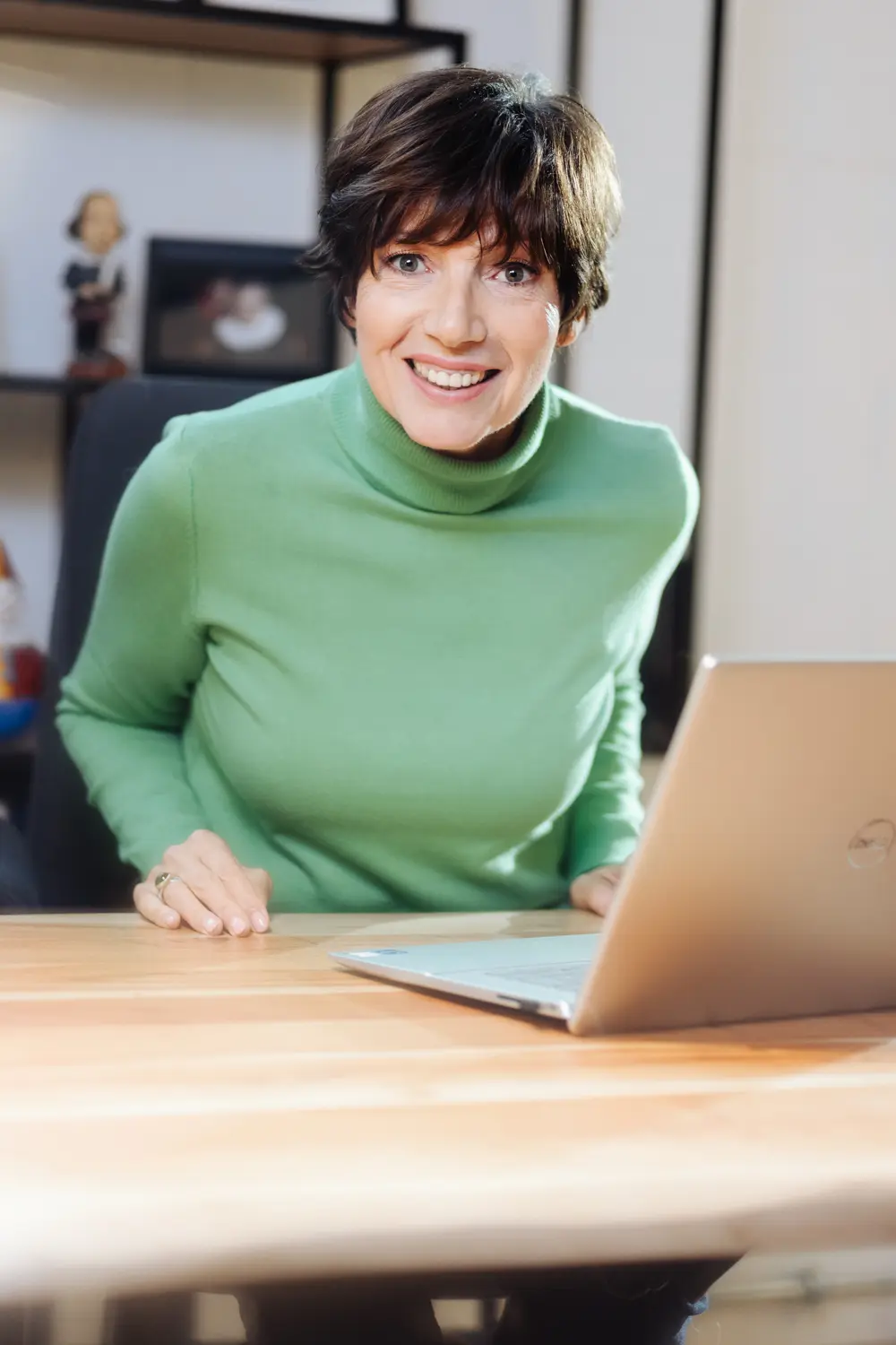 Raphaela am Tisch sitzend im Gespräch mit einer Teilnehmerin während eines Seminars